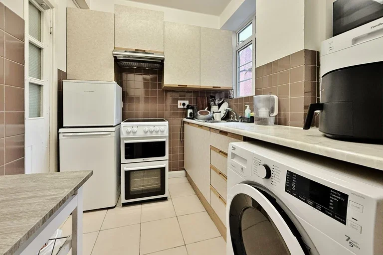 Flat Hammersmith Road in Greater London