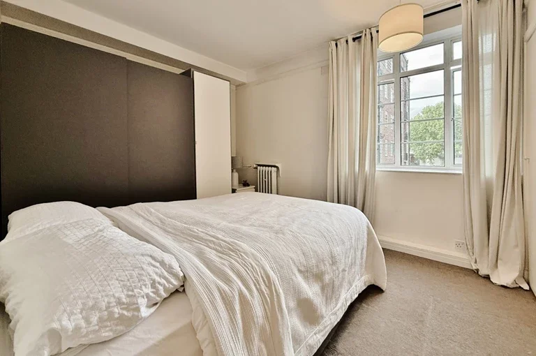 Flat Hammersmith Road in Greater London