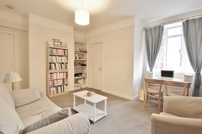 Flat Hammersmith Road in Greater London