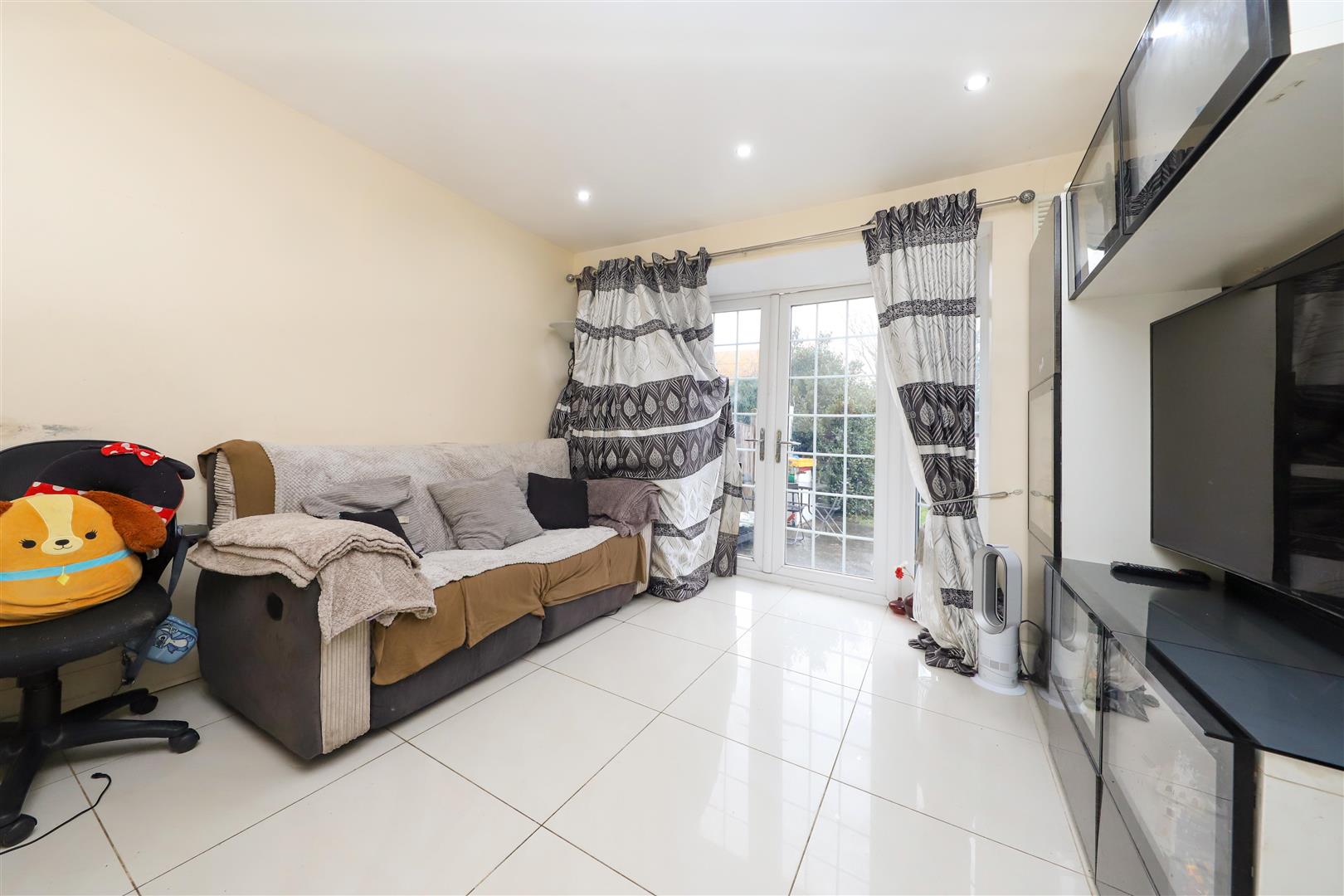 Flat Pinewood Avenue in Greater London
