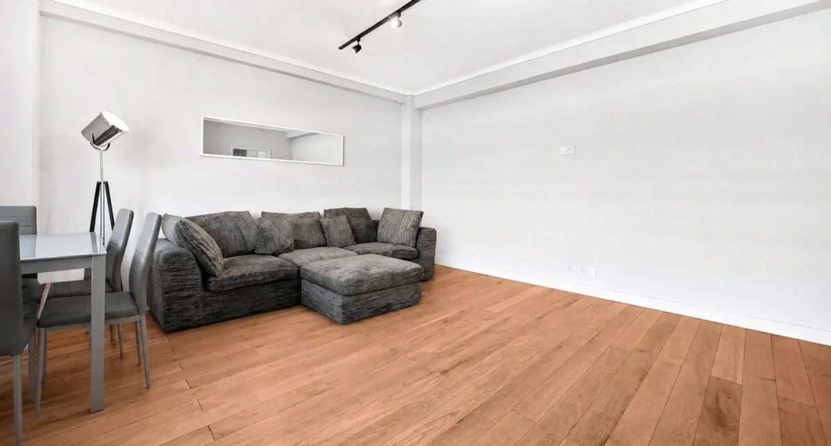 Flat Queen's Yard in Greater London