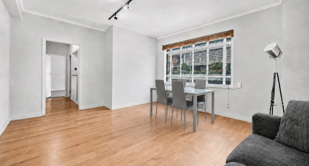 Flat Queen's Yard in Greater London