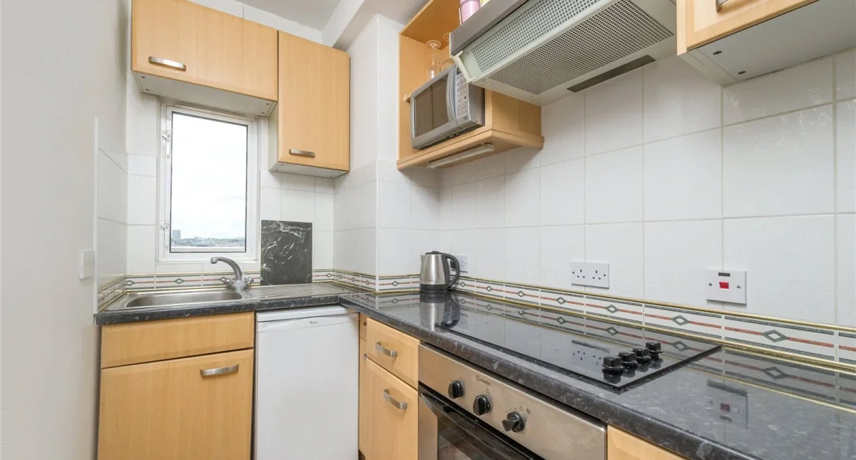 Flat Queen's Yard in Greater London