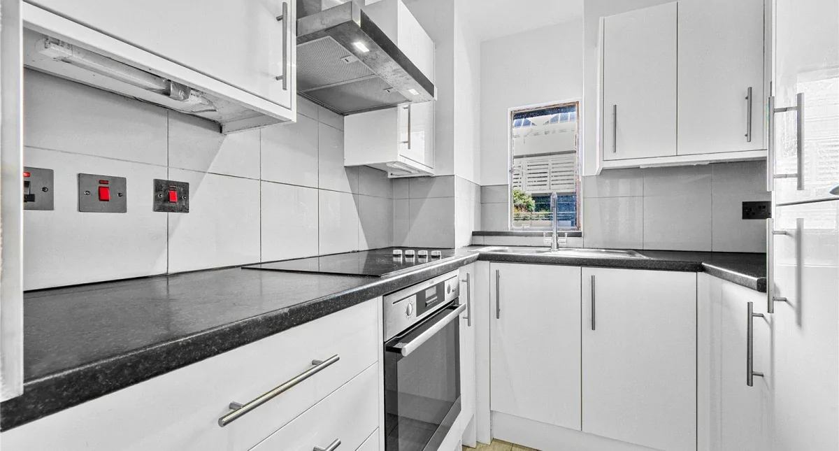 Flat Queen's Yard in Greater London