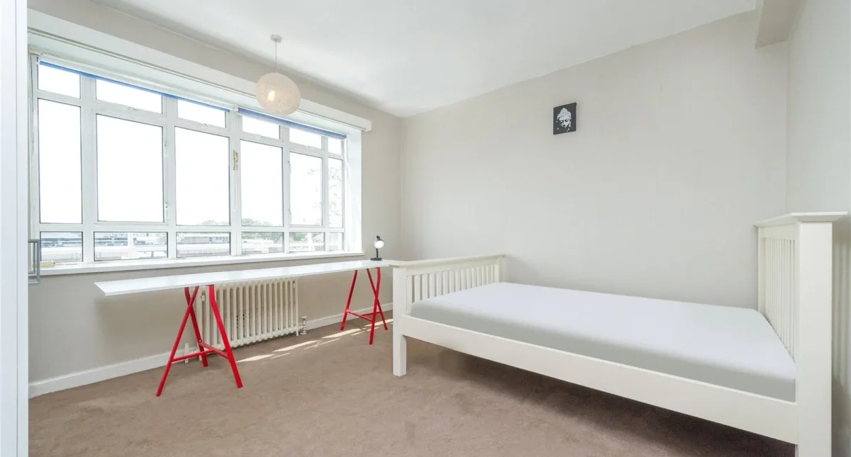 Flat Queen's Yard in Greater London