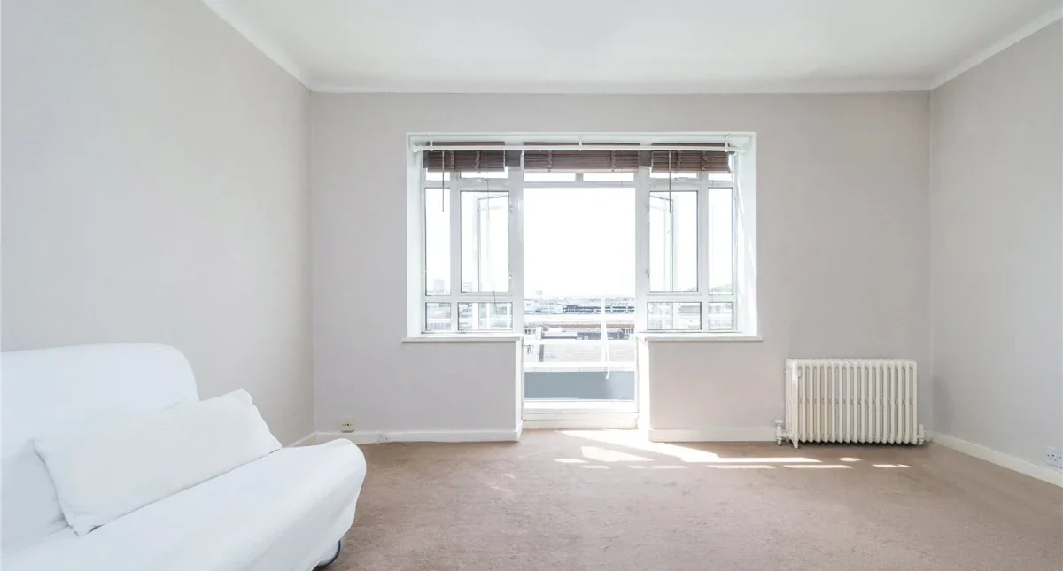 Flat Queen's Yard in Greater London