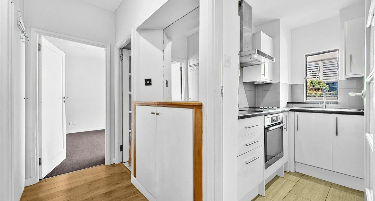 Flat Queen's Yard in Greater London