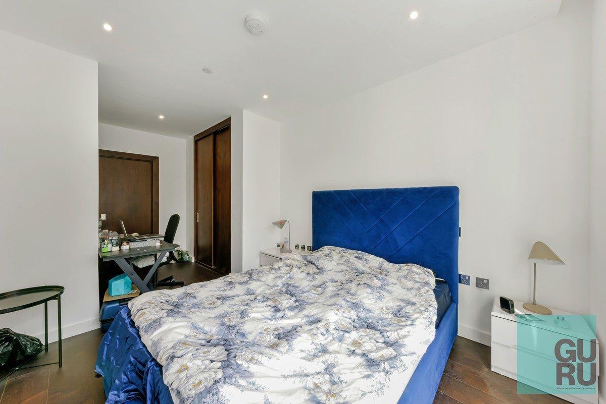 Flat Ponton Road in Greater London