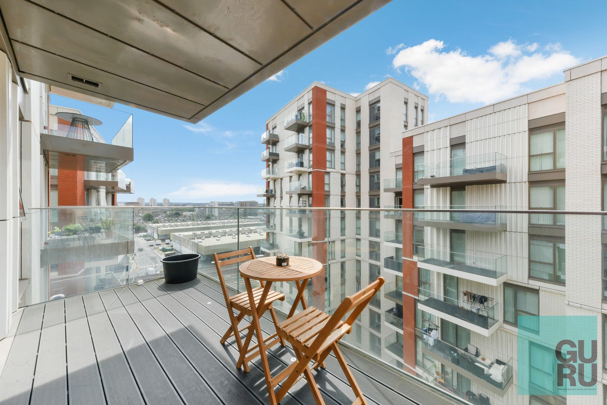 Flat Ponton Road in Greater London