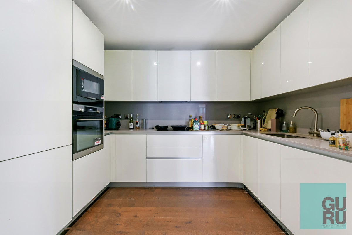 Flat Ponton Road in Greater London