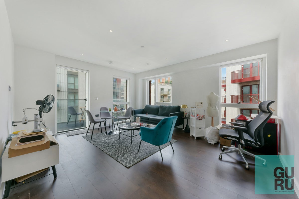 Flat Ponton Road in Greater London