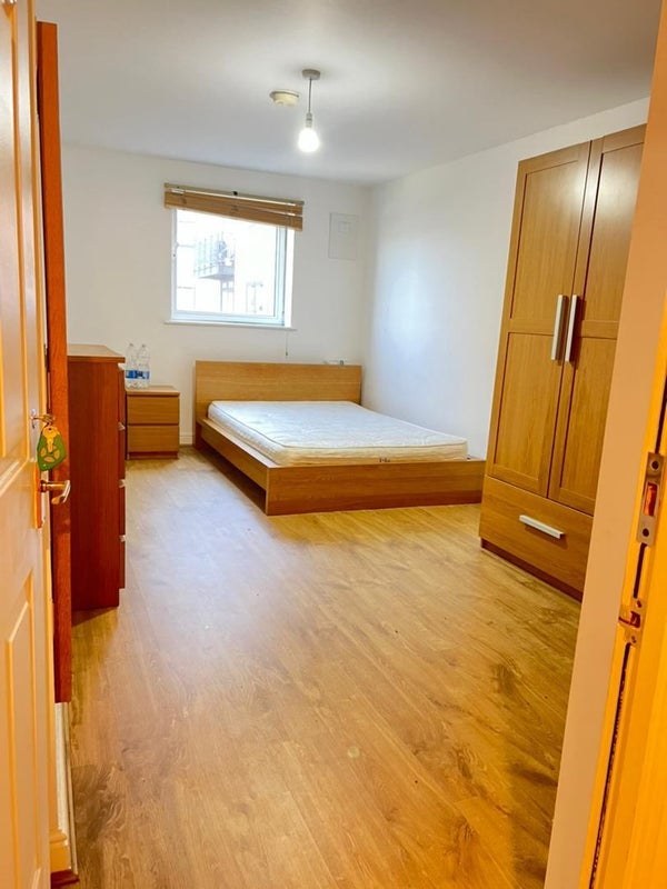 Room Hull Place in Greater London