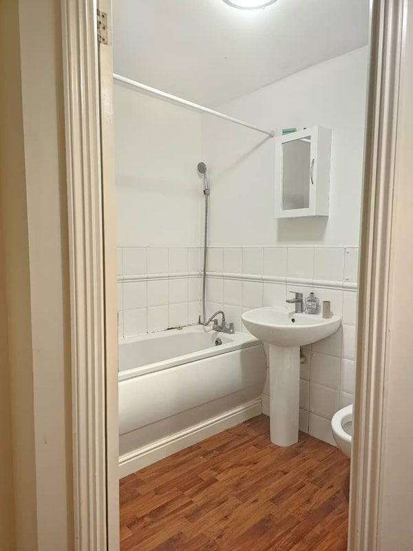 Room Hull Place in Greater London