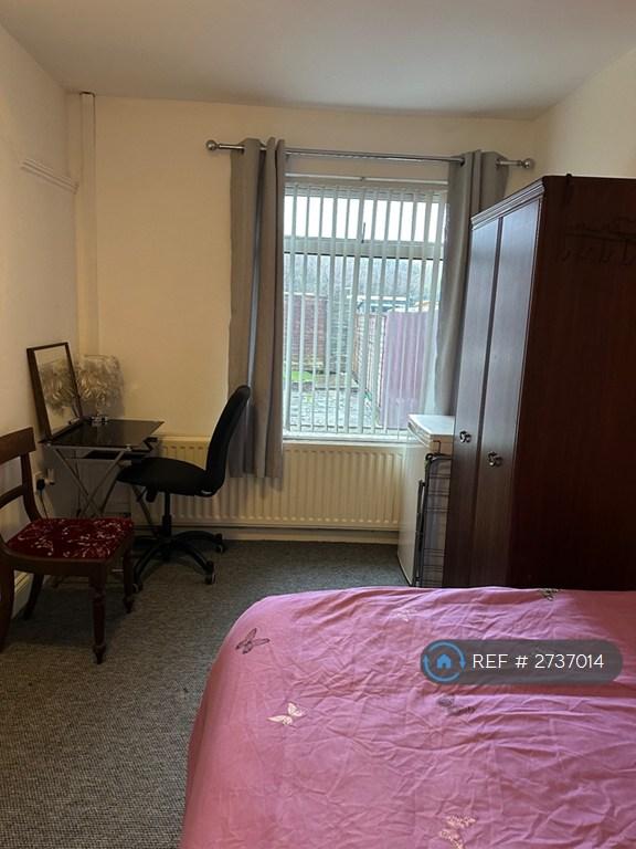 Room Cheney Manor Road in Swindon