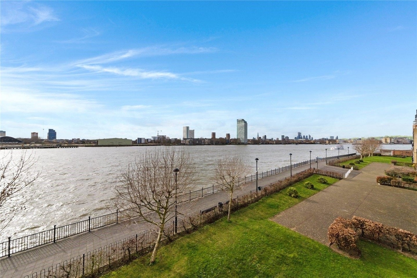 Flat Ferguson Close in Greater London
