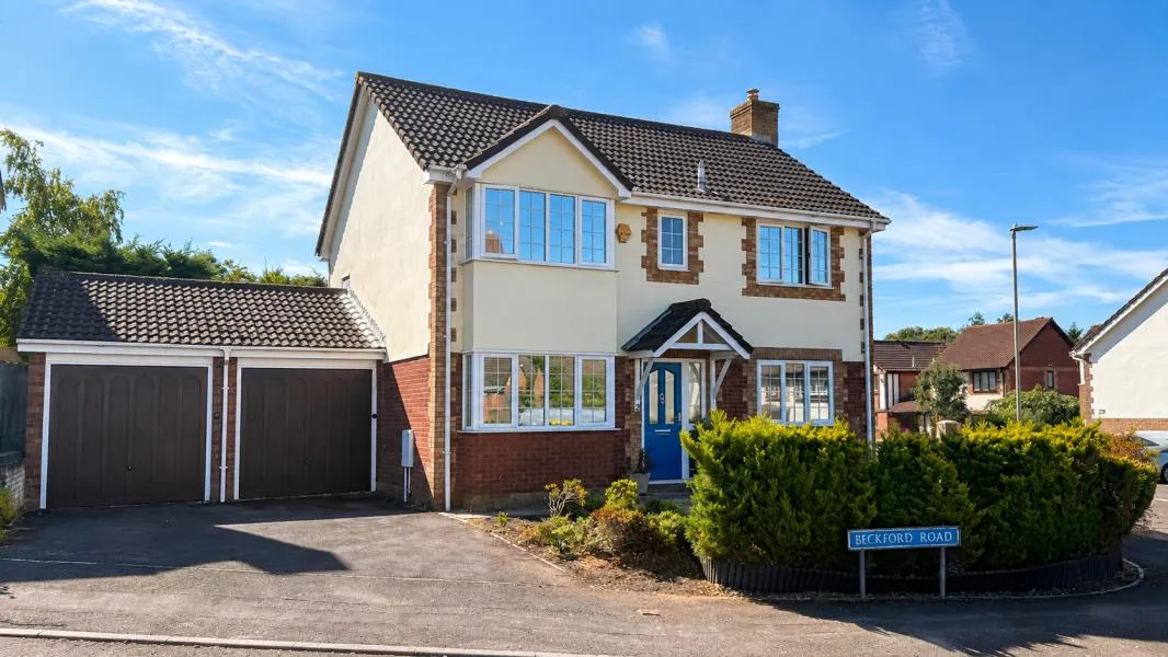 House Alderton Close in Gloucester