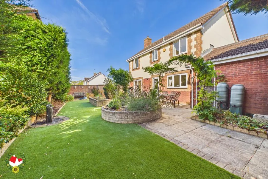 House Alderton Close in Gloucester