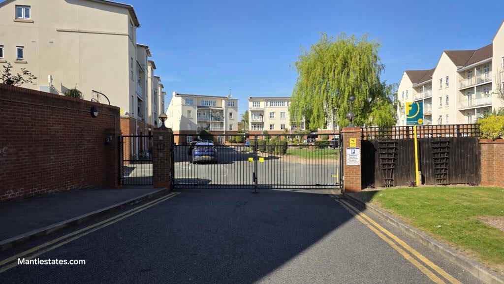 Flat Fitzwilliam Close in Greater London