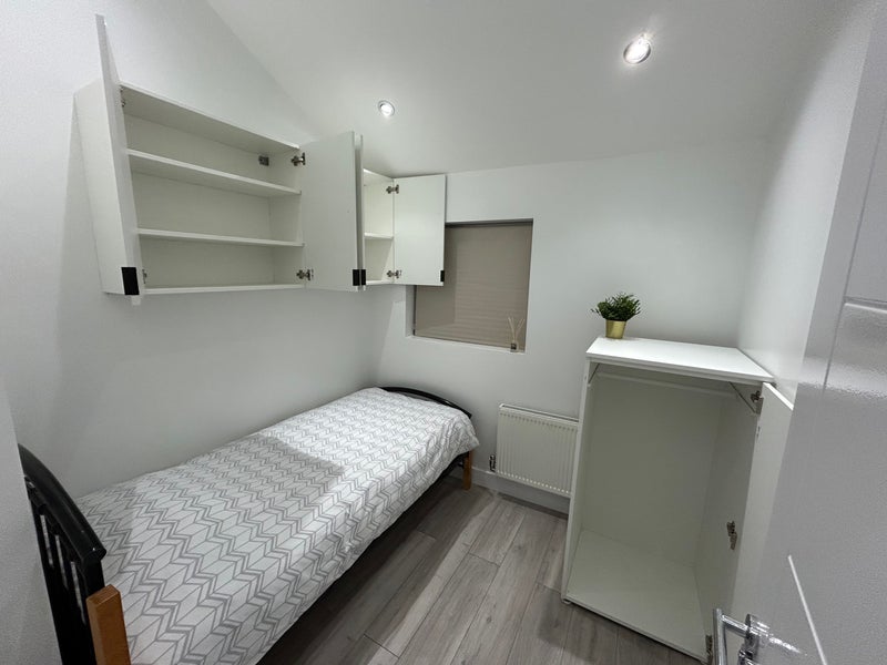 Room First Avenue in Greater London