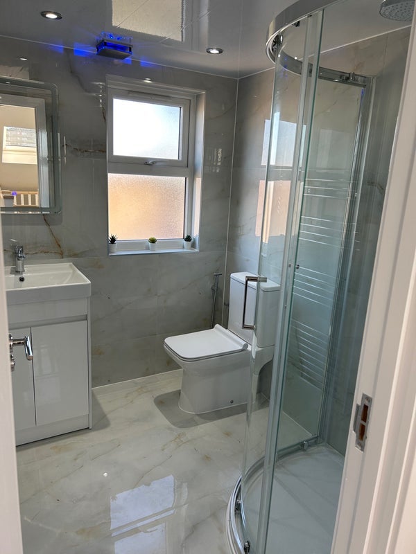 Room First Avenue in Greater London