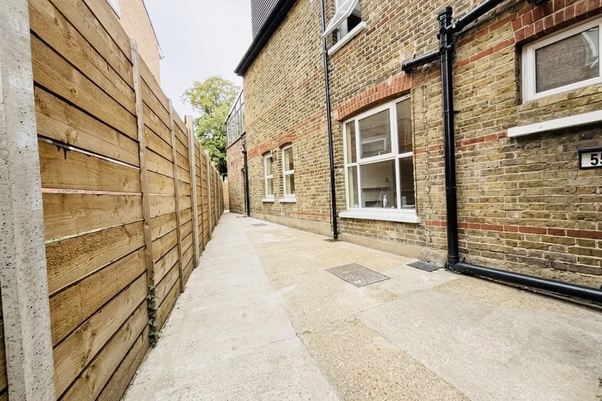 Flat Lower Road in Greater London