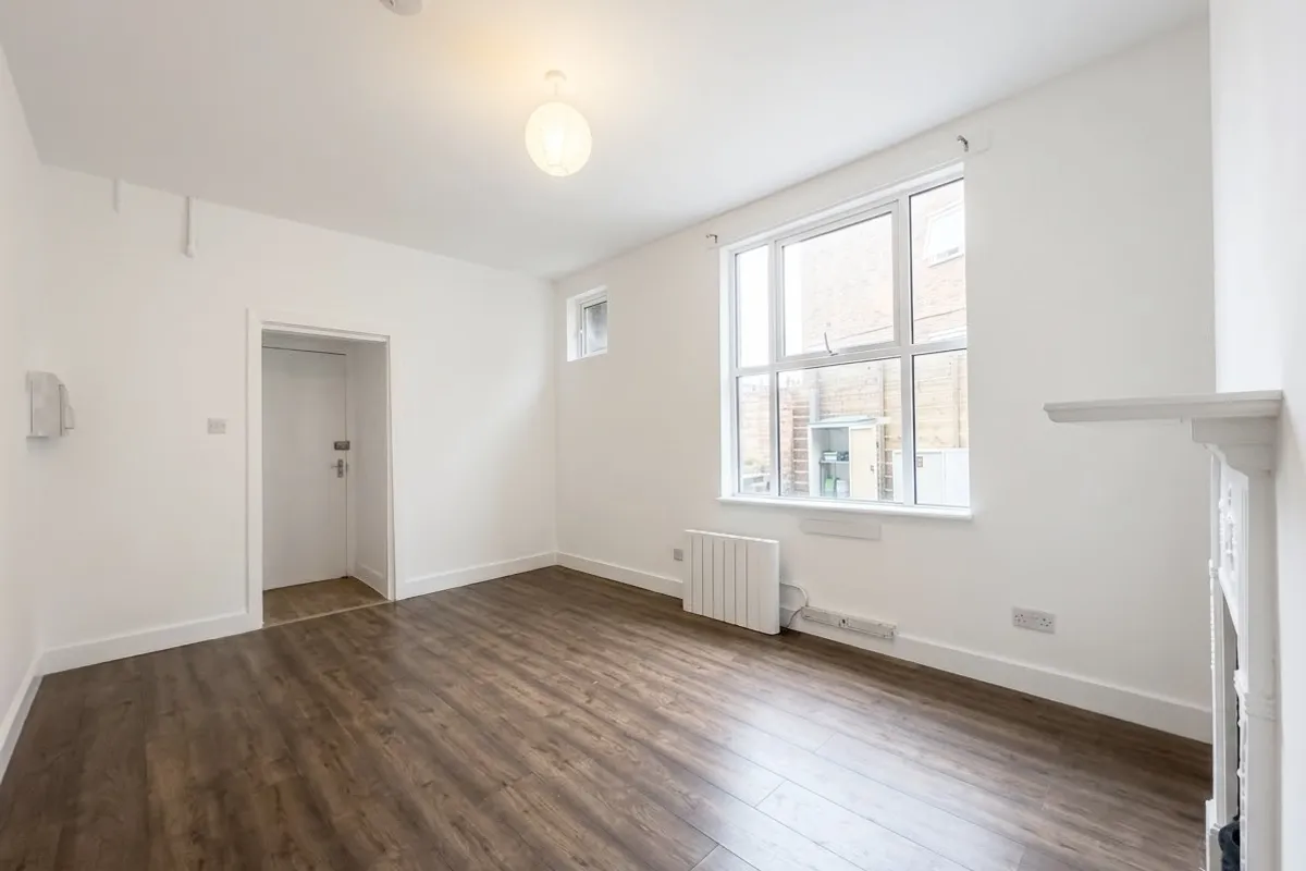 Flat Lower Road in Greater London