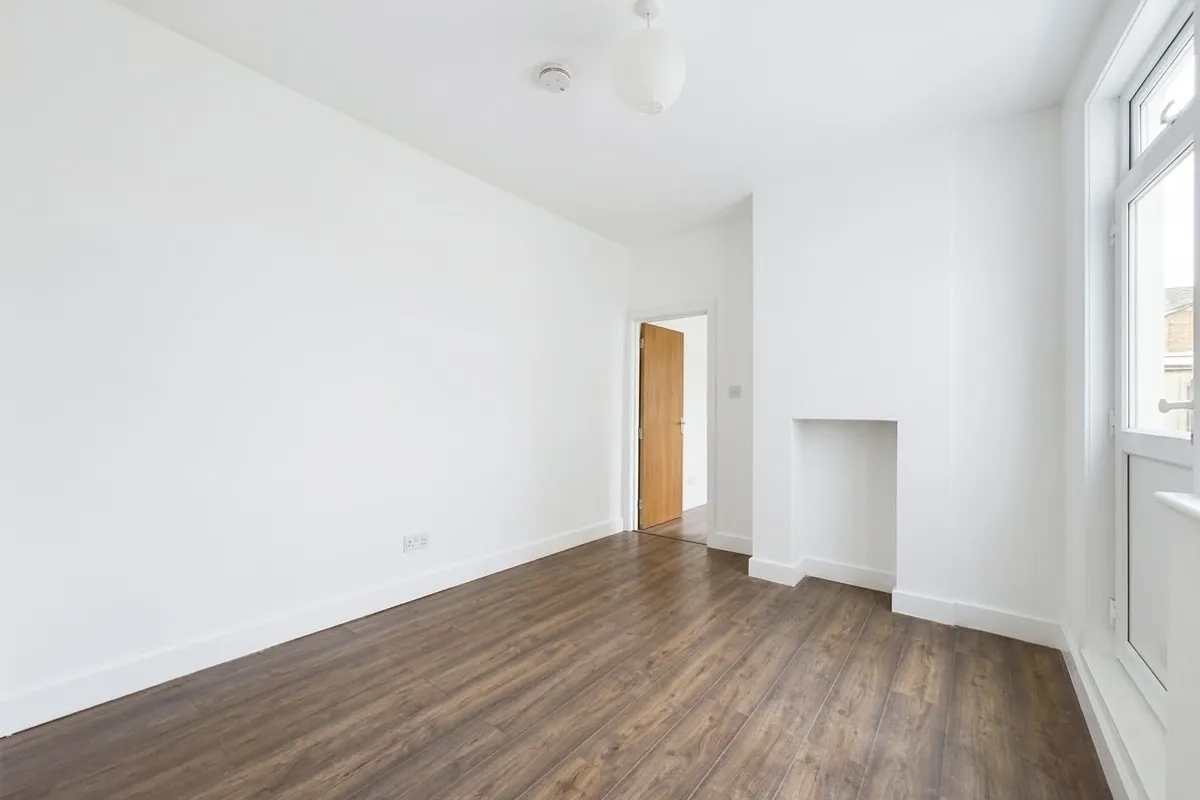Flat Lower Road in Greater London