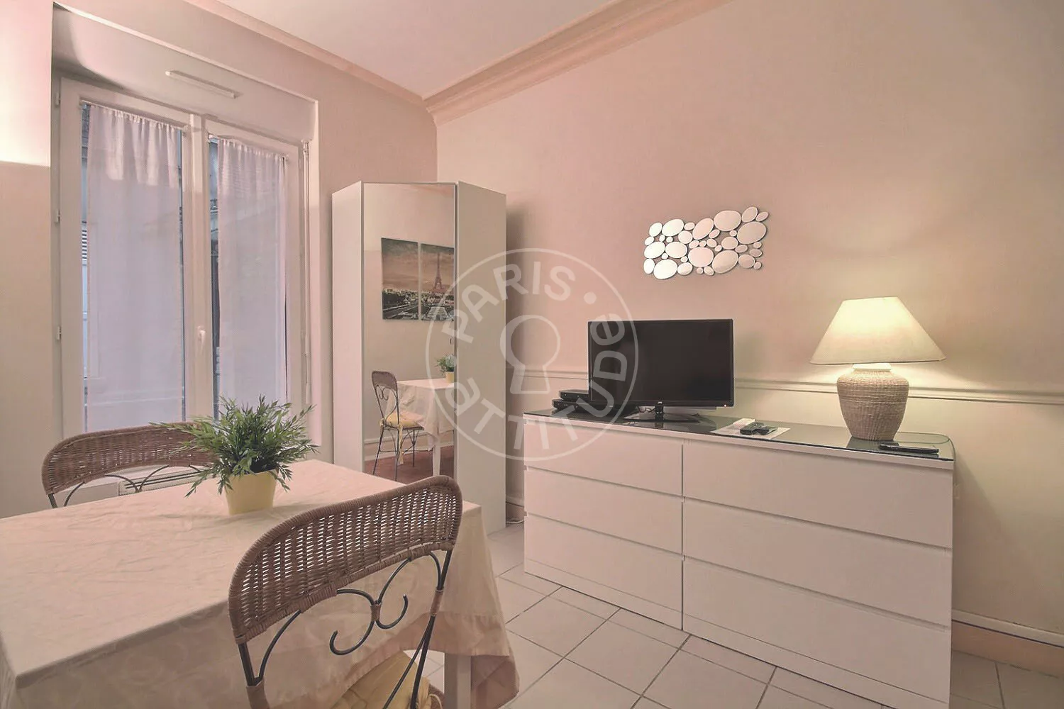 Flat Rue du Débarcadère in Paris
