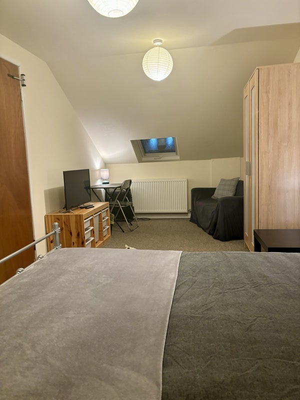 Room Janetta Street in Clydebank
