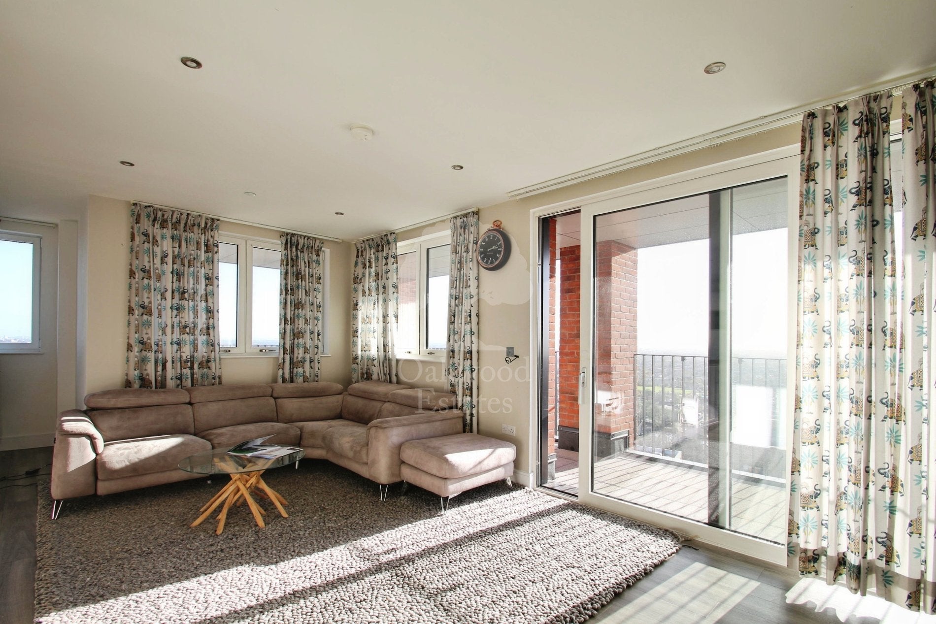 Flat Healum Avenue in Greater London
