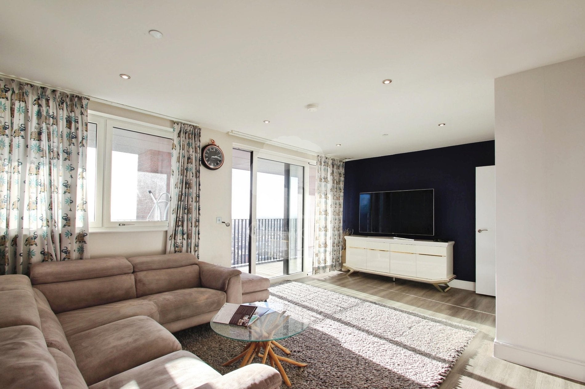 Flat Healum Avenue in Greater London