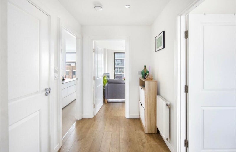 Flat Essian Street in Greater London