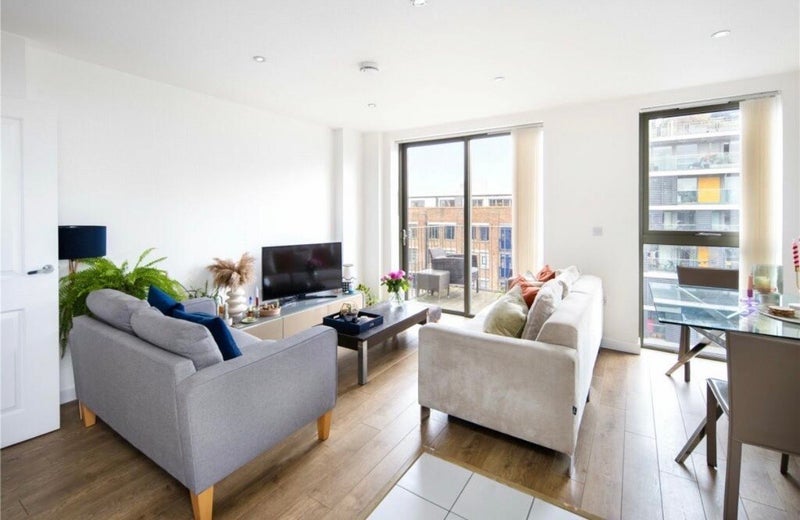 Flat Essian Street in Greater London