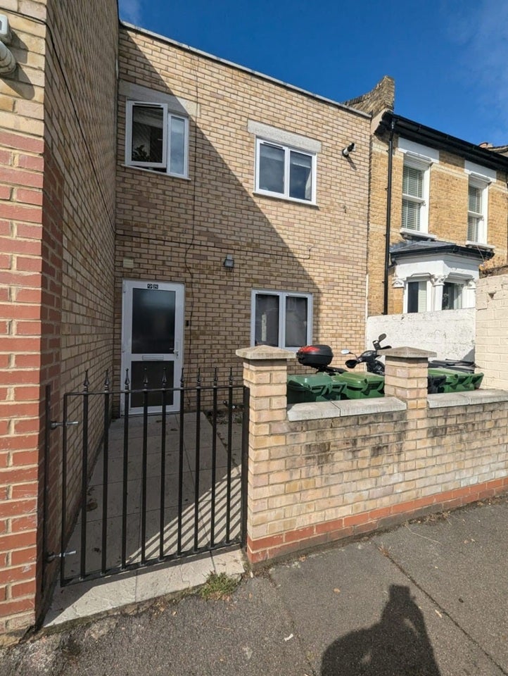 Flat Cann Hall Road in Greater London