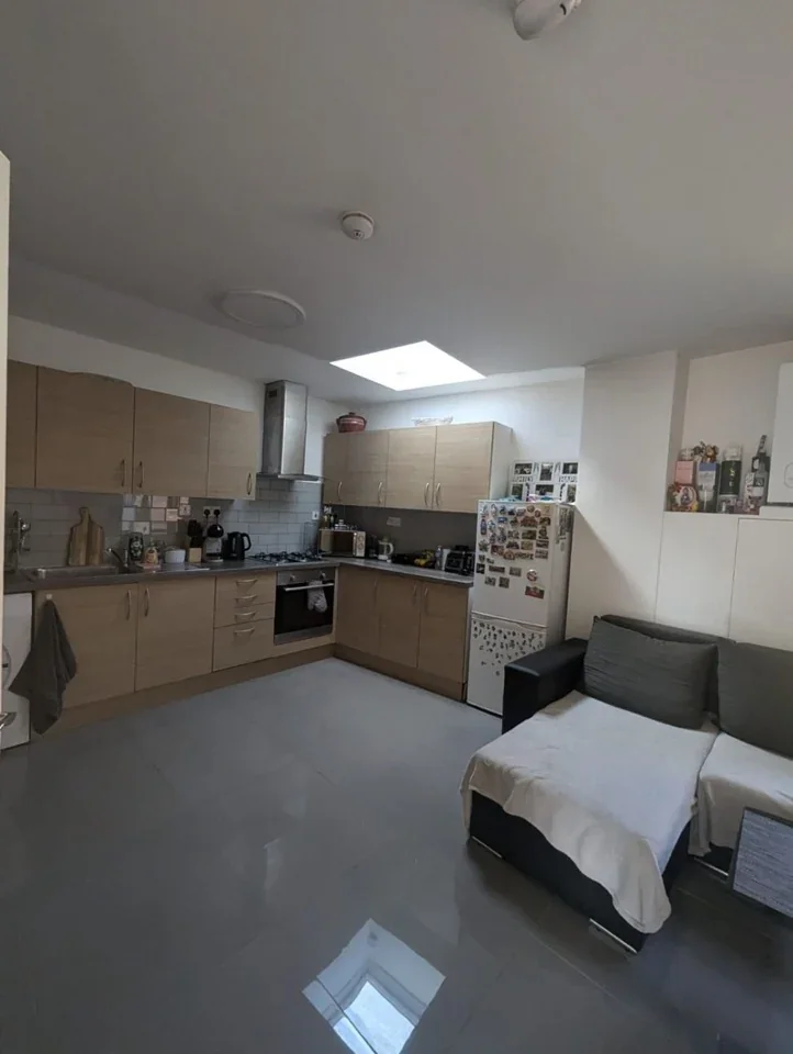 Flat Cann Hall Road in Greater London