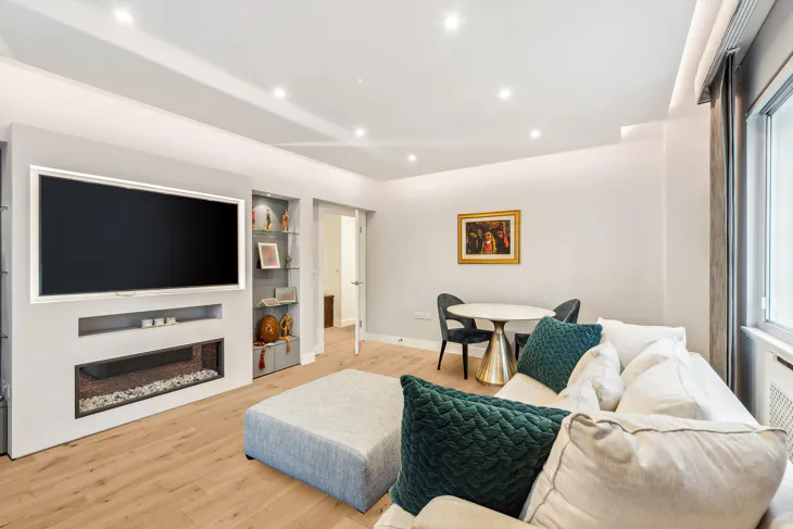 Flat Phillimore Gardens in Greater London