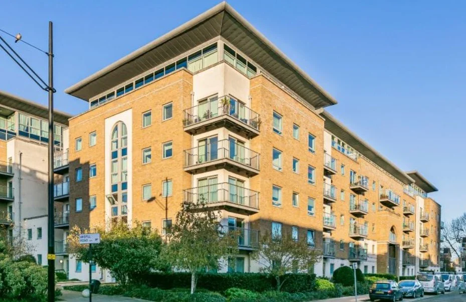 Flat Sheldrick Close in Greater London