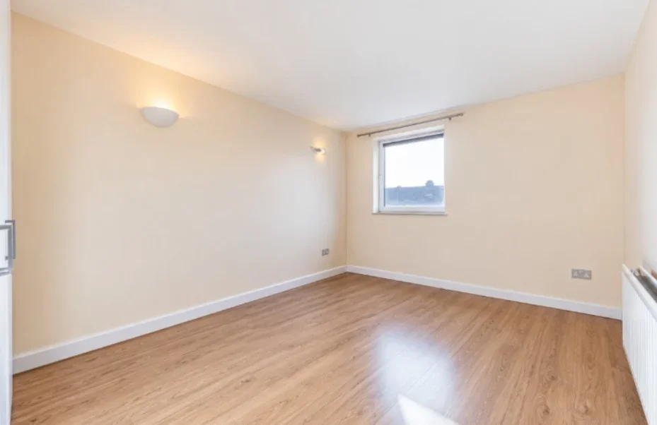 Flat Sheldrick Close in Greater London