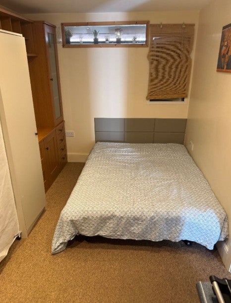 Flat Sheldrick Close in Greater London
