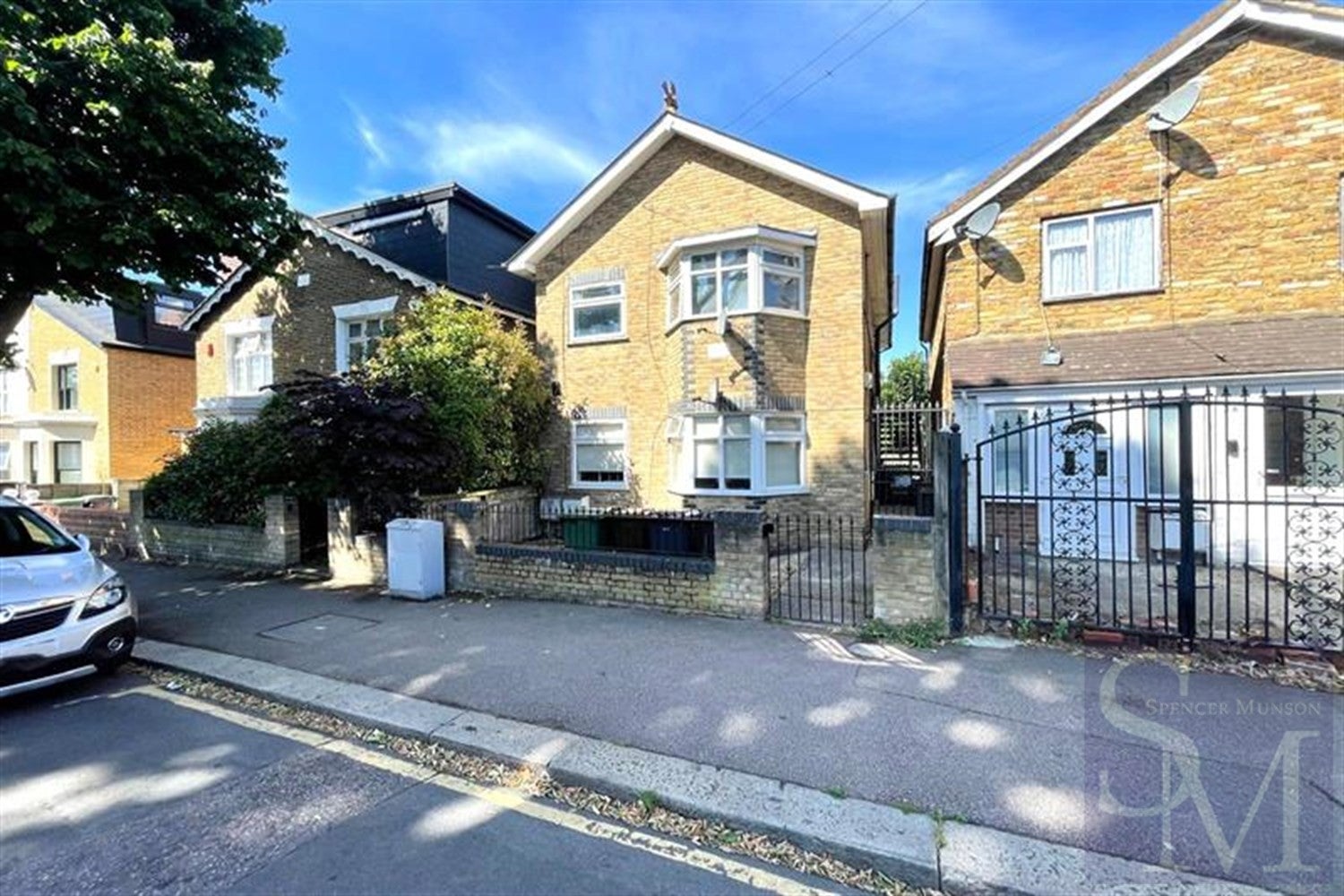 Flat Copeland Road in Greater London