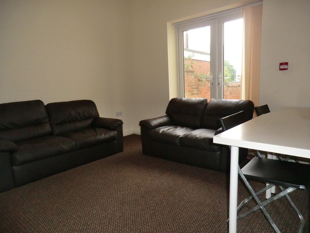 Room Stoney Road in Coventry