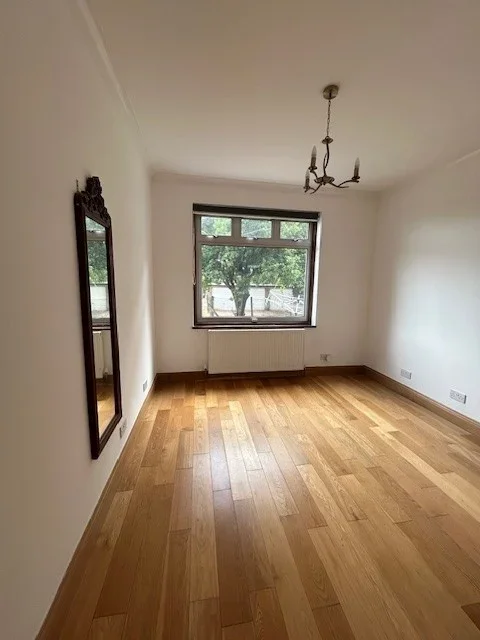 Flat Kenton Road in Greater London