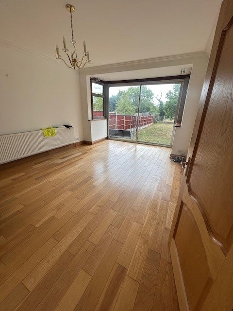 Flat Kenton Road in Greater London