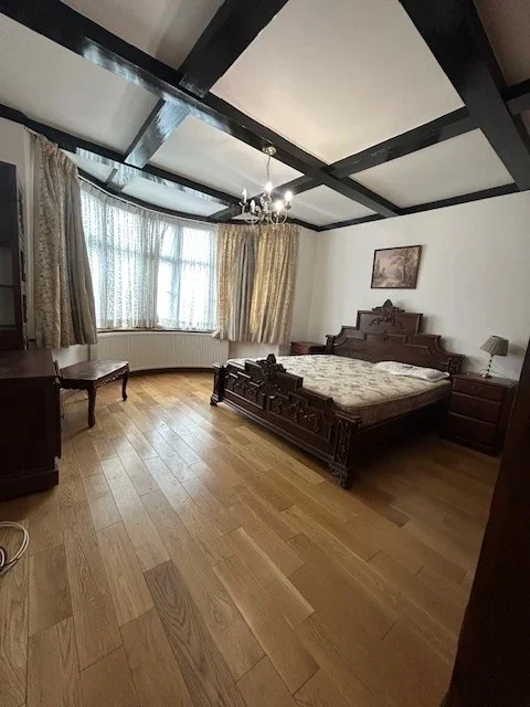 Flat Kenton Road in Greater London