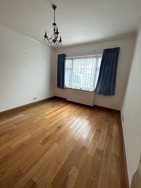 Flat Kenton Road in Greater London