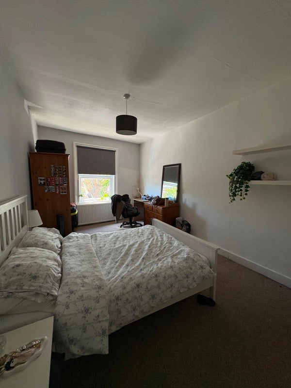 Room High Road in Greater London