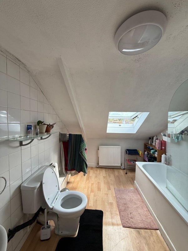 Room High Road in Greater London