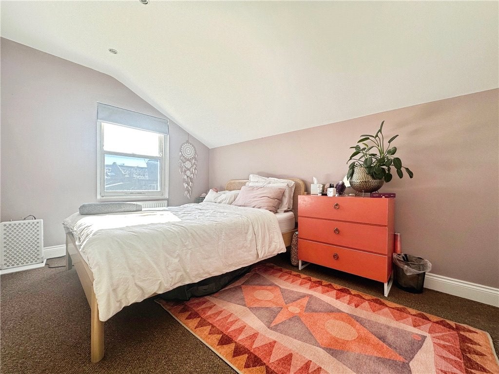 Flat Rattray Road in Greater London