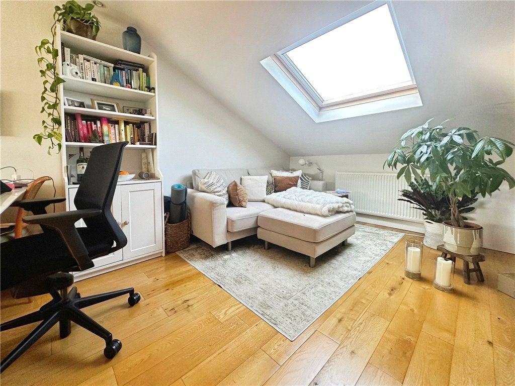 Flat Rattray Road in Greater London