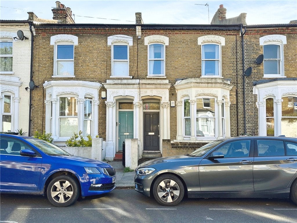 Flat Rattray Road in Greater London